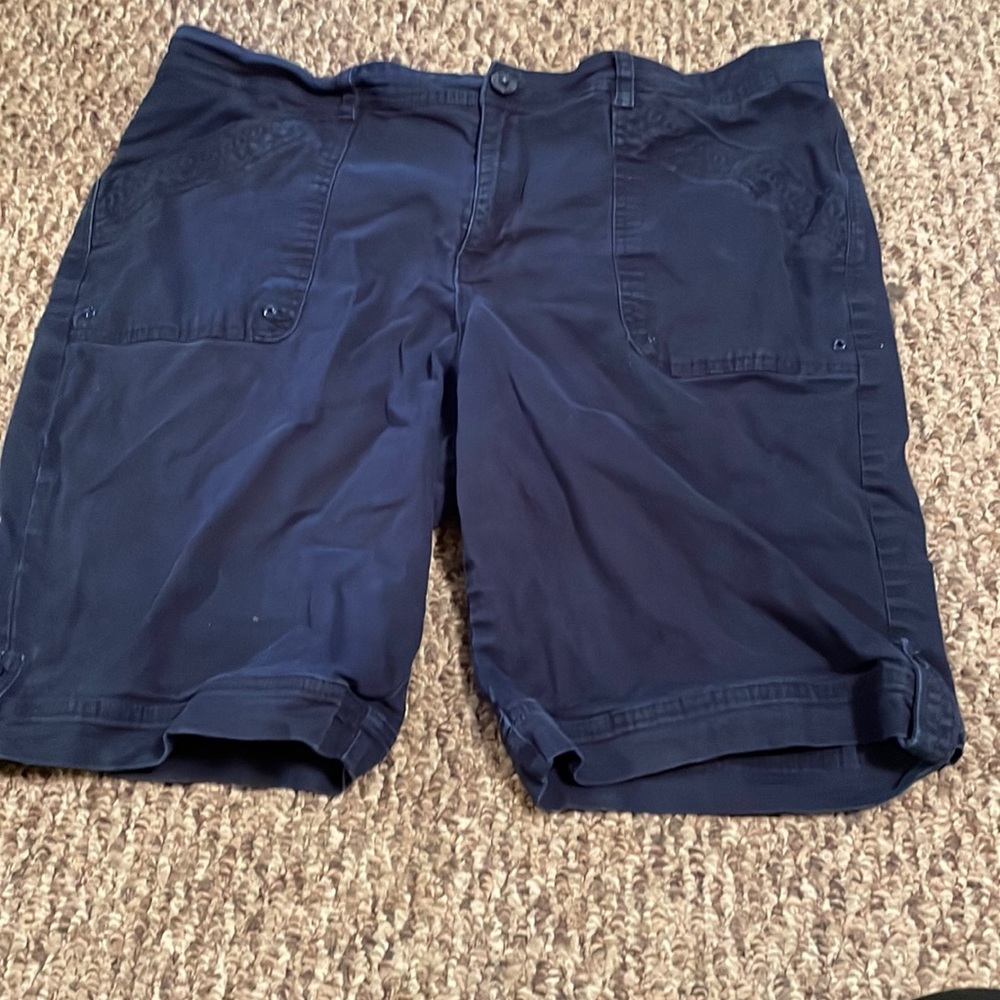 Gloria Vanderbilt dark blue shorts size 16.